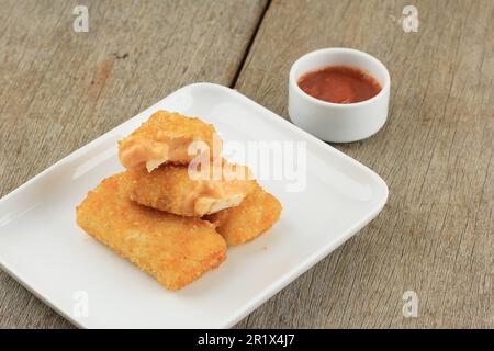 American Risoles oder Risol Mayo, beliebter indonesischer Snack, mit geräuchertem Rind oder Wurst gefüllte Crepes, gekochte Eier und Mayonnaise. Stockfoto