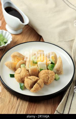 Pempek Palembang ist ein Fischkuchen aus Süd-Sumatera. Normalerweise serviert mit Sour und scharfer Sauce namens Cuko. Stockfoto