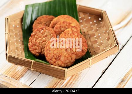 Rund gebratener Tempeh oder Tempe Goreng Bulat, in Scheiben gebratene, fermentierte Sojabohnen, beliebtes Beilagengericht in Indonesien Stockfoto