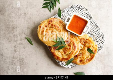 Hausgemachtes Paratha-Brot mit Curry, Kopierbereich für Text Stockfoto