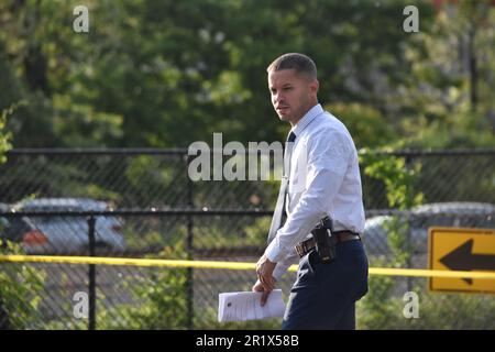 Ein Ermittler untersucht den Tatort. Mehrere Menschen wurden bei einem Schulbusunfall in Bronx, New York, am Montagnachmittag verletzt. Die Polizei sagt, gegen 3:15 Uhr gab es einen Unfall mit dem Bus und zwei anderen Fahrzeugen am Einstein Loop am Hutchinson River Parkway East. Der Fahrer des Schulbusses ist in Ordnung und blieb vor Ort und der Busbegleiter wurde ins Krankenhaus gebracht. Fahrer und Beifahrer eines Jeeps, der am Unfall beteiligt war, befinden sich beide in einem kritischen Zustand. Vier Kinder wurden bei dem Unfall verletzt. Ein Kind befindet sich in einem kritischen Zustand und drei weitere Kinder Stockfoto