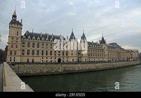 Seine und die Conciergerie - Paris, Frankreich Stockfoto