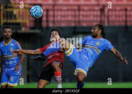 Pelotas, Brasilien. 15. Mai 2023. RS – PELOTAS – 05/14/2023 – BRASILEIRO D 2023, BRASILIEN DE PELOTAS X SAOJOSEENSE – Branquinho-Spieler aus Brasil de Pelotas konkurriert mit Duda-Spieler aus Saojoseense während eines Spiels im Stadion Bento Mendes de Freitas um die brasilianische Meisterschaft D 2023. Foto: Volmer Perez/AGIF/Sipa USA Guthaben: SIPA USA/Alamy Live News Stockfoto