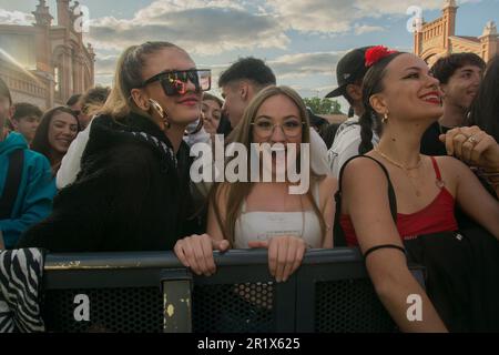 Madrid, Spanien. 15. Mai 2023. Vorstellung der Band ¨Cariño¨ bei den Festlichkeiten von San Isidro im Matadero in Madrid, Spanien, auf der Primavera Sound Bühne. Das Madrid-Trio mit ihrer Dosis von Einfallsreichtum und Optimismus, aber mit einem sehr wachen Gewissen. Kredit: Alberto Sibaja Ramírez/Alamy Live News Stockfoto