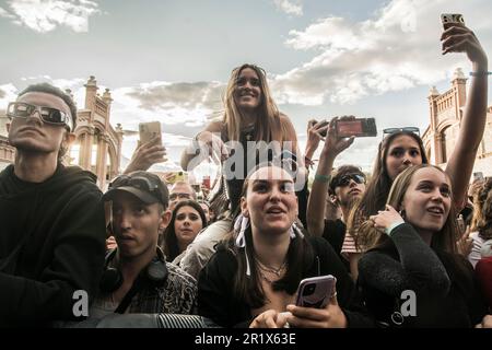 Madrid, Spanien. 15. Mai 2023. Vorstellung der Band ¨Cariño¨ bei den Festlichkeiten von San Isidro im Matadero in Madrid, Spanien, auf der Primavera Sound Bühne. Das Madrid-Trio mit ihrer Dosis von Einfallsreichtum und Optimismus, aber mit einem sehr wachen Gewissen. Kredit: Alberto Sibaja Ramírez/Alamy Live News Stockfoto