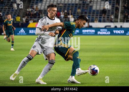 Los Angeles Galaxy MEMO Rodríguez (20) schützt vor den Erdbeben in San Jose Cristian Espinoza (10) während eines MLS-Spiels am Sonntag, den 14. Mai 20 Stockfoto