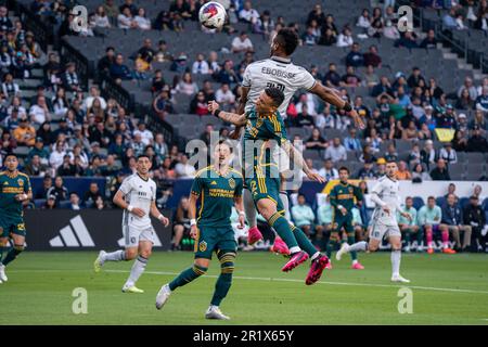 San Jose Earthquakes Forward Jeremy Ebobisse (11) gewinnt bei einem MLS-Spiel am Sonntag, den Mai, einen Header gegen den Verteidiger der Los Angeles Galaxy Lucas Calegari (2) Stockfoto