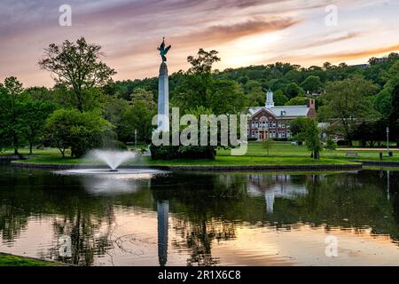 Montclair, NJ - USA - 13. Mai 2023 Sonnenuntergang über dem Soldiers and Sailors Memorial im Edgemont Park mit dem hohen Obelisken Winged Victory aus Granit. D Stockfoto