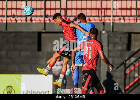 Pelotas, Brasilien. 15. Mai 2023. RS – PELOTAS – 05/14/2023 – BRASILEIRO D 2023, BRASIL DE PELOTAS X SAOJOSEENSE – Wellington-Spieler aus Brasilien aus Pelotas konkurriert mit Duda-Spieler aus Saojoseense während eines Spiels im Stadion Bento Mendes de Freitas um die brasilianische Meisterschaft D 2023. Foto: Volmer Perez/AGIF/Sipa USA Guthaben: SIPA USA/Alamy Live News Stockfoto