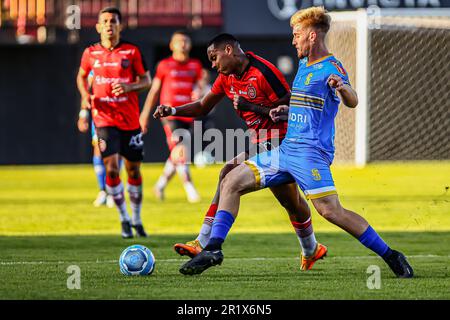 Pelotas, Brasilien. 15. Mai 2023. RS - PELOTAS - 05/14/2023 - BRASILEIRO D 2023, BRASIL DE PELOTAS X SAOJOSEENSE - Da Silva Spieler aus Brasilien aus Pelotas konkurriert mit Breno Bora Spieler aus Saojoseense während eines Spiels im Stadion Bento Mendes de Freitas um die brasilianische Meisterschaft D 2023. Foto : Volmer Perez/AGIF/Sipa USA Kredit: SIPA USA/Alamy Live News Stockfoto