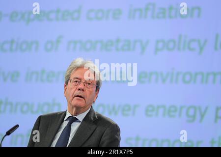 Brüssel, Belgien. 15. Mai 2023. Der für Wirtschaft zuständige EU-Kommissar Paolo Gentiloni spricht am 15. Mai 2023 auf einer Pressekonferenz zur Frühjahrsprognose 2023 in Brüssel, Belgien. Die Wirtschaft der Europäischen Union hat eine Rezession verhindert und befindet sich nun auf einem Pfad moderaten Wachstums in den Jahren 2023 und 2024, sagte Paolo Gentiloni am Montag. Kredit: Zheng Huansong/Xinhua/Alamy Live News Stockfoto