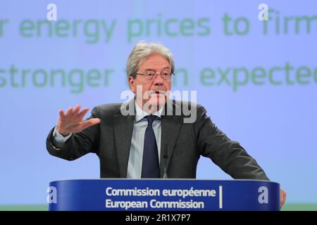 Brüssel, Belgien. 15. Mai 2023. Der für Wirtschaft zuständige EU-Kommissar Paolo Gentiloni spricht am 15. Mai 2023 auf einer Pressekonferenz zur Frühjahrsprognose 2023 in Brüssel, Belgien. Die Wirtschaft der Europäischen Union hat eine Rezession verhindert und befindet sich nun auf einem Pfad moderaten Wachstums in den Jahren 2023 und 2024, sagte Paolo Gentiloni am Montag. Kredit: Zheng Huansong/Xinhua/Alamy Live News Stockfoto