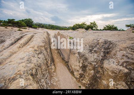 Die „Antike Straße“ im historischen Phrygian Valley im Bezirk Hsaniye von Afyonkarahisar zieht die Aufmerksamkeit von Geologen, Archäologen und Kunsthistorikern aus aller Welt auf sich, mit ihrer geologischen Struktur und den geheimnisvollen Radspuren, die zwei Meter tief sind. Kütahya, Ankara und Afyonkarahisar, die 3.000 Jahre alte Phrygia ist bekannt für ihre Feenkamine, die durch Regen und Wind in der Tuff-Felsenstruktur, geschnitzte Felsengräber und Denkmäler entstanden sind. Das historische Phrygian Valley, das den Anschein einer N.A. hat Stockfoto