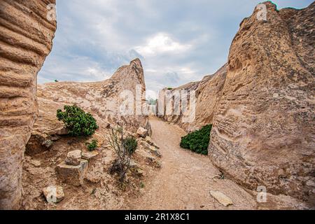 Die „Antike Straße“ im historischen Phrygian Valley im Bezirk Hsaniye von Afyonkarahisar zieht die Aufmerksamkeit von Geologen, Archäologen und Kunsthistorikern aus aller Welt auf sich, mit ihrer geologischen Struktur und den geheimnisvollen Radspuren, die zwei Meter tief sind. Kütahya, Ankara und Afyonkarahisar, die 3.000 Jahre alte Phrygia ist bekannt für ihre Feenkamine, die durch Regen und Wind in der Tuff-Felsenstruktur, geschnitzte Felsengräber und Denkmäler entstanden sind. Das historische Phrygian Valley, das den Anschein einer N.A. hat Stockfoto