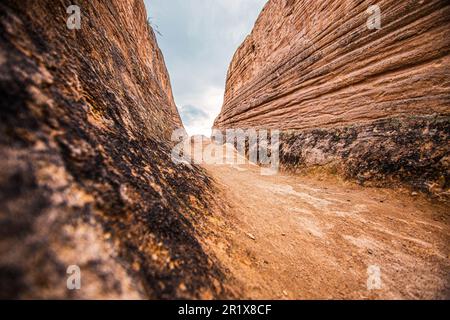 Die „Antike Straße“ im historischen Phrygian Valley im Bezirk Hsaniye von Afyonkarahisar zieht die Aufmerksamkeit von Geologen, Archäologen und Kunsthistorikern aus aller Welt auf sich, mit ihrer geologischen Struktur und den geheimnisvollen Radspuren, die zwei Meter tief sind. Kütahya, Ankara und Afyonkarahisar, die 3.000 Jahre alte Phrygia ist bekannt für ihre Feenkamine, die durch Regen und Wind in der Tuff-Felsenstruktur, geschnitzte Felsengräber und Denkmäler entstanden sind. Das historische Phrygian Valley, das den Anschein einer N.A. hat Stockfoto