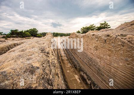 Die „Antike Straße“ im historischen Phrygian Valley im Bezirk Hsaniye von Afyonkarahisar zieht die Aufmerksamkeit von Geologen, Archäologen und Kunsthistorikern aus aller Welt auf sich, mit ihrer geologischen Struktur und den geheimnisvollen Radspuren, die zwei Meter tief sind. Kütahya, Ankara und Afyonkarahisar, die 3.000 Jahre alte Phrygia ist bekannt für ihre Feenkamine, die durch Regen und Wind in der Tuff-Felsenstruktur, geschnitzte Felsengräber und Denkmäler entstanden sind. Das historische Phrygian Valley, das den Anschein einer N.A. hat Stockfoto