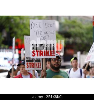 New York, USA. 15. Mai 2023, New York, New York: (NEW) Writers Guild of America im Streik in New York City. 15. Mai 2023, New York, USA: Die Writers Guild of America (WGA) streikt heute in der Nähe des Manhattan Center, wo der Fox Upfront 2023 stattfindet. Sie streikten wegen fehlender Einigung über einen neuen Vertrag zwischen der WGA und der Alliance of Motion Picture and Televison Producers (AMPTP), deren Ziel es ist, die Finanzierung und die Arbeitsplatzsicherheit für Schriftsteller zu erhöhen. Und sie wollten die Nutzung künstlicher Intelligenz einschränken. Kredit: ZUMA Press, Inc./Alamy Live News Stockfoto