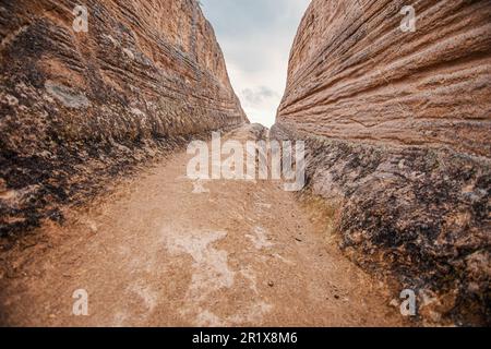 Afjonkarahisar, Türkei. 10. Mai 2023. Die „Antike Straße“, gelegen in den Ausläufern des historischen Phrygian Valley im Bezirk Hsaniye von Afyonkarahisar, zieht die Aufmerksamkeit von Geologen, Archäologen und Kunsthistorikern aus der ganzen Welt auf sich, mit ihrer geologischen Struktur und den geheimnisvollen Radspuren, die zwei Meter tief sind. KÃ¼tahya, Ankara und Afyonkarahisar, der 3.000-jährige oldâ PhrygiaÂ ist bekannt für seine Feenkamine, die durch die Auswirkungen von Regen und Wind in der Tuff-Felsstruktur, geschnitzten Felsgräbern und Denkmälern entstanden sind. Das historische PHR Stockfoto