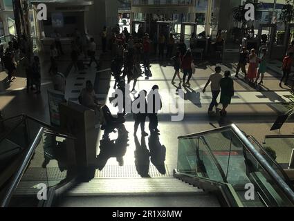 Menschensilhouette im Cevahir Shopping Mall in Istanbul, Türkei. Stockfoto