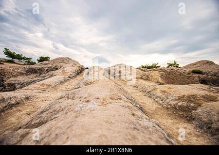 Afjonkarahisar, Türkei. 10. Mai 2023. Die „Antike Straße“, gelegen in den Ausläufern des historischen Phrygian Valley im Bezirk Hsaniye von Afyonkarahisar, zieht die Aufmerksamkeit von Geologen, Archäologen und Kunsthistorikern aus der ganzen Welt auf sich, mit ihrer geologischen Struktur und den geheimnisvollen Radspuren, die zwei Meter tief sind. KÃ¼tahya, Ankara und Afyonkarahisar, der 3.000-jährige oldâ PhrygiaÂ ist bekannt für seine Feenkamine, die durch die Auswirkungen von Regen und Wind in der Tuff-Felsstruktur, geschnitzten Felsgräbern und Denkmälern entstanden sind. Das historische PHR Stockfoto