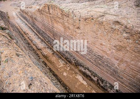 Afjonkarahisar, Türkei. 10. Mai 2023. Die „Antike Straße“, gelegen in den Ausläufern des historischen Phrygian Valley im Bezirk Hsaniye von Afyonkarahisar, zieht die Aufmerksamkeit von Geologen, Archäologen und Kunsthistorikern aus der ganzen Welt auf sich, mit ihrer geologischen Struktur und den geheimnisvollen Radspuren, die zwei Meter tief sind. KÃ¼tahya, Ankara und Afyonkarahisar, der 3.000-jährige oldâ PhrygiaÂ ist bekannt für seine Feenkamine, die durch die Auswirkungen von Regen und Wind in der Tuff-Felsstruktur, geschnitzten Felsgräbern und Denkmälern entstanden sind. Das historische PHR Stockfoto