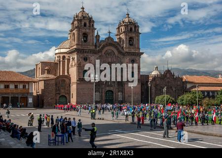 Eine Parade findet vor der Kirche der Gesellschaft Jesu am Plaza de Armas in Cusco in Peru statt. Stockfoto