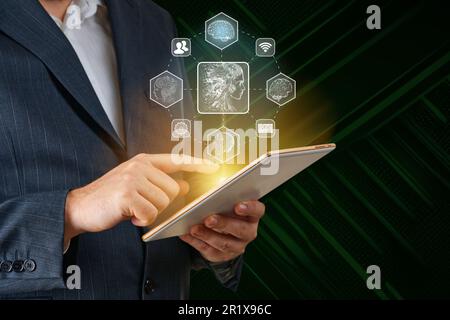 Geschäftsmann, der mit KI an einem Tablet arbeitet. Geschäftstechnologie, IoT Internet of Things, KI-Konzept Stockfoto