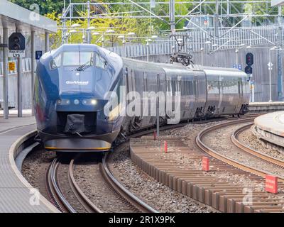 Typ-73-Expresszug in der Aufmachung von Go-ahead, einem britischen Eisenbahnunternehmen, am Bahnhof Lysaker in der Nähe von Oslo in Norwegen. Stockfoto