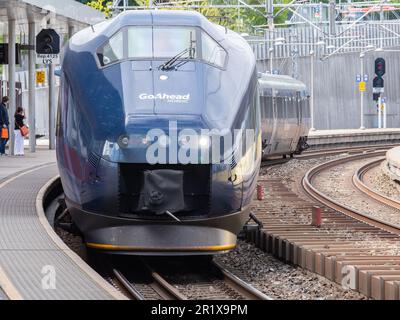 Typ-73-Expresszug in der Aufmachung von Go-ahead, einem britischen Eisenbahnunternehmen, am Bahnhof Lysaker in der Nähe von Oslo in Norwegen. Stockfoto