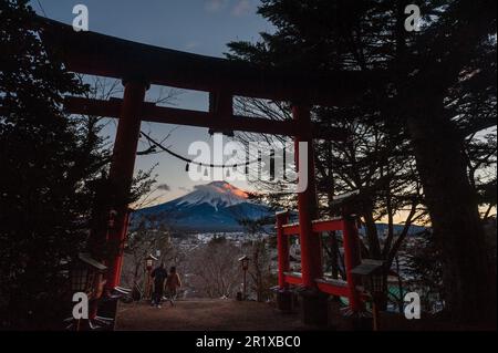 Shimoyoshida, Japan - 27. Dezember 2019. Der fuji-Berg aus der berühmten Chureito-Pagode. Stockfoto