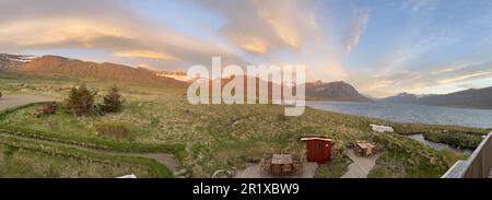 Ein Panoramablick auf die Terrasse Skalanes mit Blick auf die Stadt Seydisfjordur in Island Stockfoto