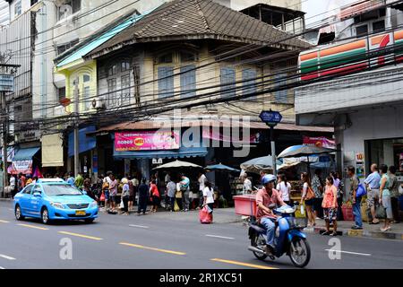 Wunderschöne alte Gebäude entlang der Chareon Krung Road in Bang Rak, Bangkok, Thailand. Stockfoto