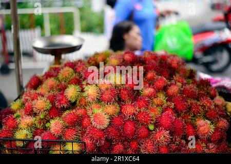 Ein Rambutan-Verkäufer in Bangkok, Thailand. Stockfoto