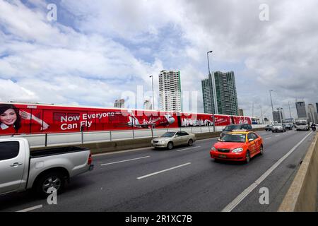 Starker Verkehr auf der Taksin-Brücke in Bangkok, Thailand. Stockfoto