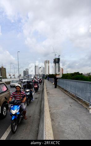 Starker Verkehr auf der Taksin-Brücke in Bangkok, Thailand. Stockfoto