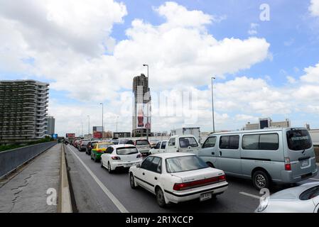 Starker Verkehr auf der Taksin-Brücke in Bangkok, Thailand. Stockfoto