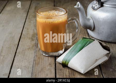 Heißes Getränk Teh Tarik mit Kokosnussreis Nasi Lemak Bungkus ist ein beliebtes Frühstück in Malaysia Stockfoto