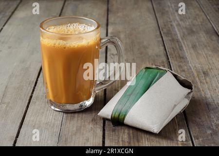 Heißes Getränk Teh Tarik mit Kokosnussreis Nasi Lemak Bungkus ist ein beliebtes Frühstück in Malaysia Stockfoto