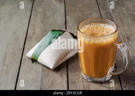 Heißes Getränk Teh Tarik mit Kokosnussreis Nasi Lemak Bungkus ist ein beliebtes Frühstück in Malaysia Stockfoto