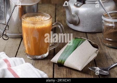 Heißes Getränk Teh Tarik mit Kokosnussreis Nasi Lemak Bungkus ist ein beliebtes Frühstück in Malaysia Stockfoto