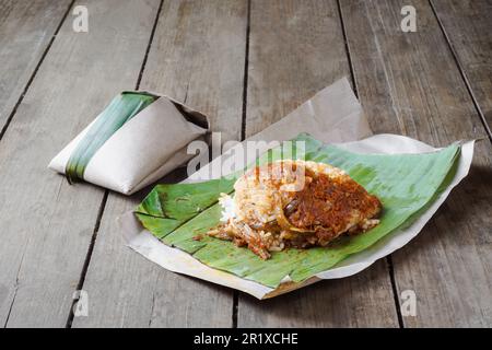 Asiatische Küche Nasi Lemak Bungkus ist ein Reisgericht, das ein beliebtes Frühstück in Malaysia ist Stockfoto