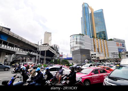 Verkehr auf Sukhumvit Soi 19 mit dem Einkaufszentrum Terminal 21 im Hintergrund. Bangkok, Thailand. Stockfoto