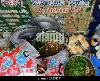 Ein Reis- und Thai-Curry-Verkäufer auf der Sukhumvit Road in Bangkok, Thailand. Stockfoto