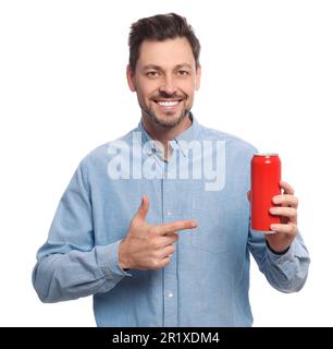 Glücklicher Mann mit roter Blechdose und Getränk auf weißem Hintergrund Stockfoto