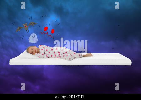 Albtraumkonzept. Ein kleines Mädchen, das auf einer Matratze am Himmel schläft, mit starken Regenwolken Stockfoto