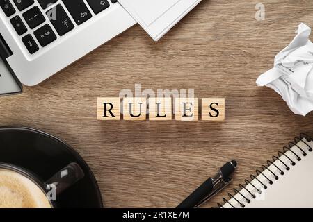 Wortregeln aus Würfeln mit Buchstaben auf Holztisch, flach liegend Stockfoto