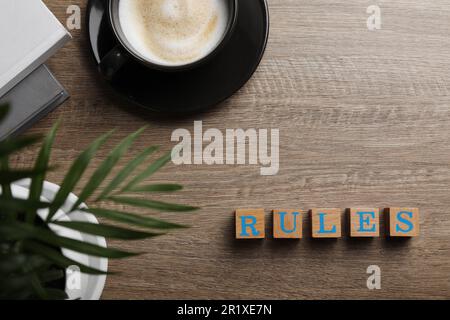 Wortregeln aus Würfeln mit Buchstaben auf Holztisch, flach liegend Stockfoto