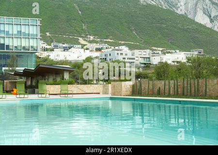 Swimmingpool (im Freien) im Innenhof des Hotels Stockfoto