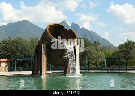 Monterrey, Mexiko - 11. September 2022: Fuente de Crisol (Schmelztiegel-Brunnen) und wunderschöne Berge im Parque Fundidora Stockfoto