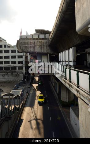 Chit Lom BTS Skytrain-Station oberhalb der Phloen Chit Road im Zentrum von Bangkok, Thailand. Stockfoto